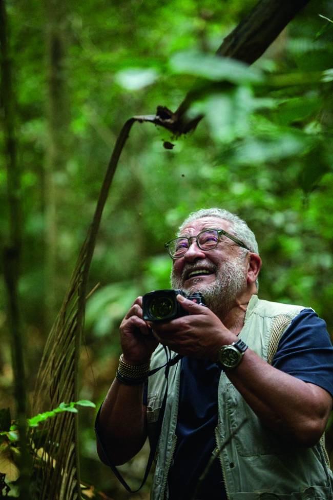 Araquém Alcantara, Araquem Alcantara, Araquém Alcântara Fotógrafo com câmera na mão e sorrindo