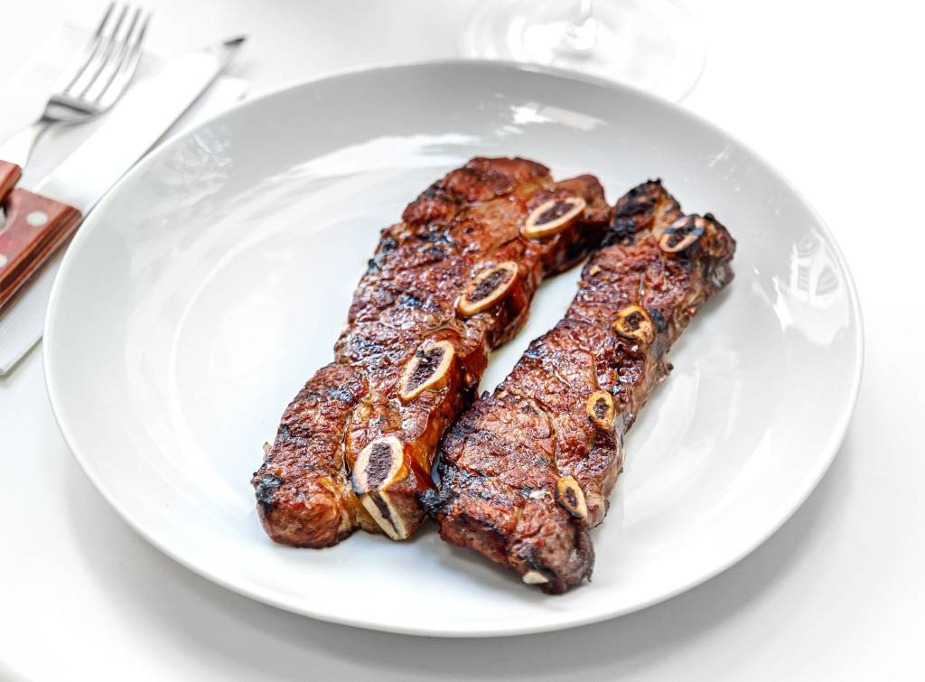 Elevado Bar serve churrasco regado com vinho aos sábados na Vila Buarque