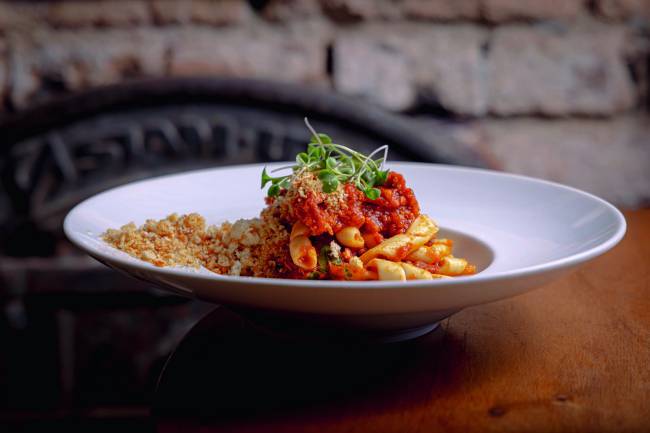 BASILICATA_Fusilli à calabresa_1_Mario Rodrigues.JPG Macarrão no prato redondo branco em mesa de madeira