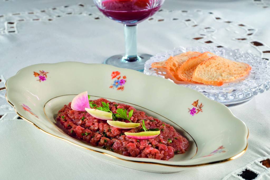 Chef Janaína Torres estreia degustação que homenageia antigos restaurantes