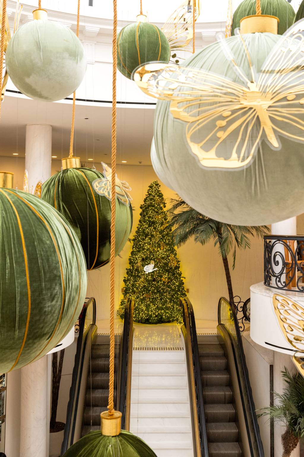 CONCEITO_NATAL1 Decoração natalina na Tania Bulhões com árvore ao fundo após escadas rolantes. À frente, bolas verdes e brancas gigantes