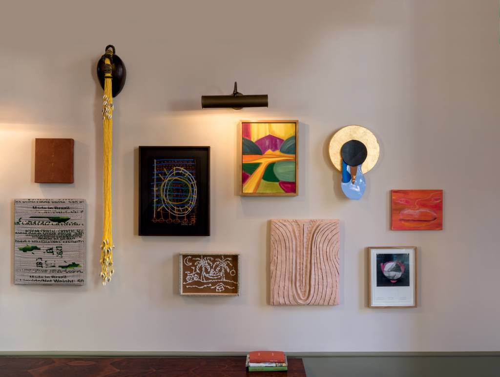 Castiel Vitotino Brasileiro e Marina Perez Simão Crédito Soho House São Paulo-Divulgação Parede de quadros e adereço