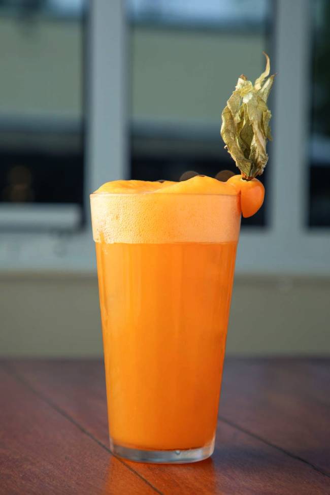 Copo com drinque laranja