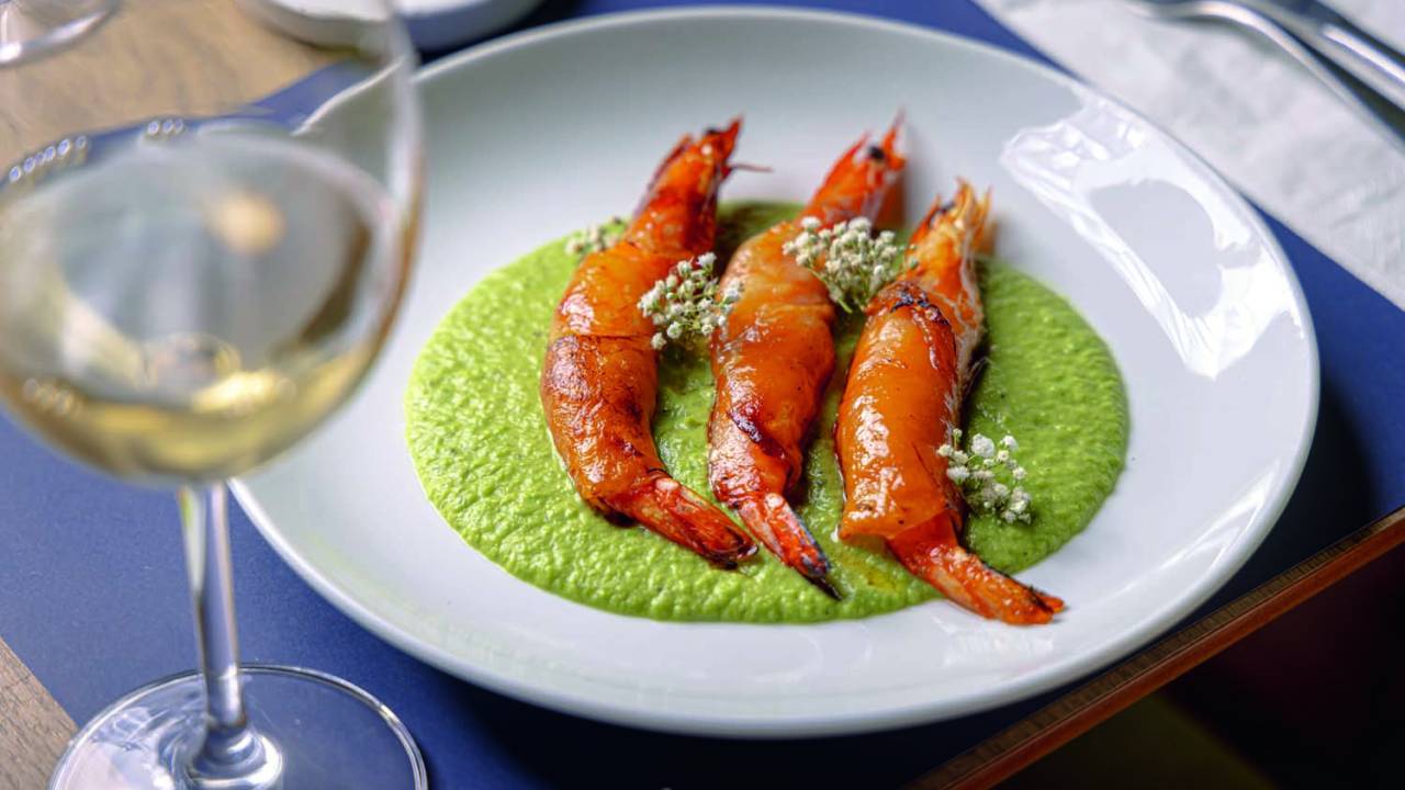 Prato com camarões e creme verde de ervilhas