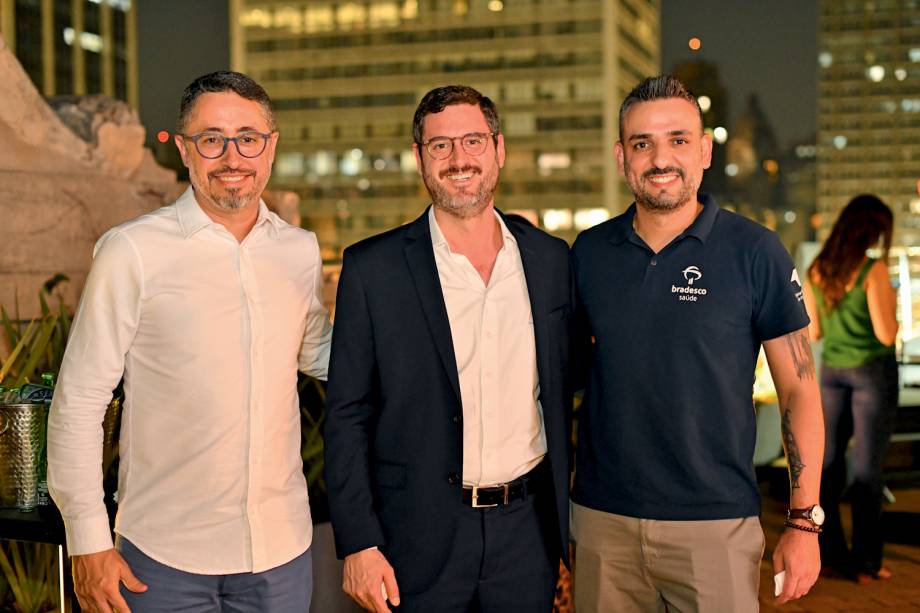 Marcelo Malzoni, publicitário da Editora abril, entre Rodrigo Moreno (à esq.) e Adriano Ferreira, da Bradesco Saúde Marcelo Malzoni, publicitário da Editora abril, entre Rodrigo Moreno (à esq.) e Adriano Ferreira, da Bradesco Saúde