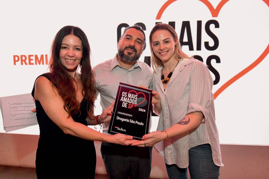 Fabio Codeço, editor-sênior de Vejinha, com Carla Bittar (à esq.) e Bruna Budeu, da Drogaria São Paulo Fabio Codeço, editor-sênior de Vejinha, com Carla Bittar (à esq.) e Bruna Budeu, da Drogaria São Paulo