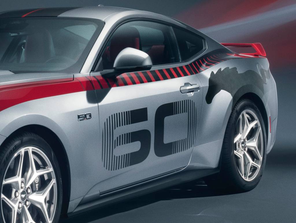 FordMustangGTPerformance-60Anos-5 Mustang prata e vermelho com 60 estampado
