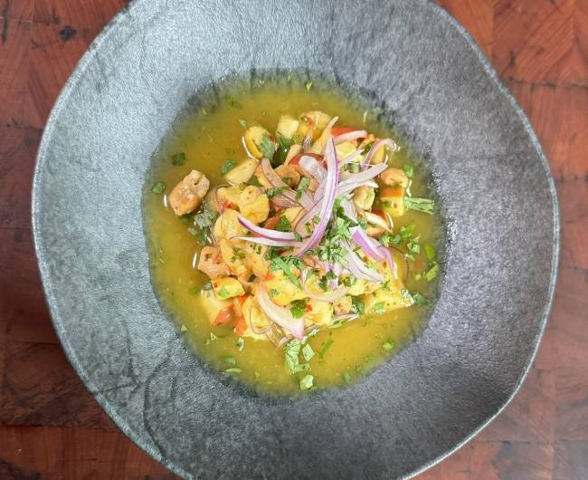 Prato com ceviche de caju visto de cima