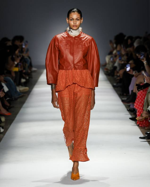 Look da coleção de Lilly Sarti: ombros arredondados Look da coleção de Lilly Sarti: ombros arredondados