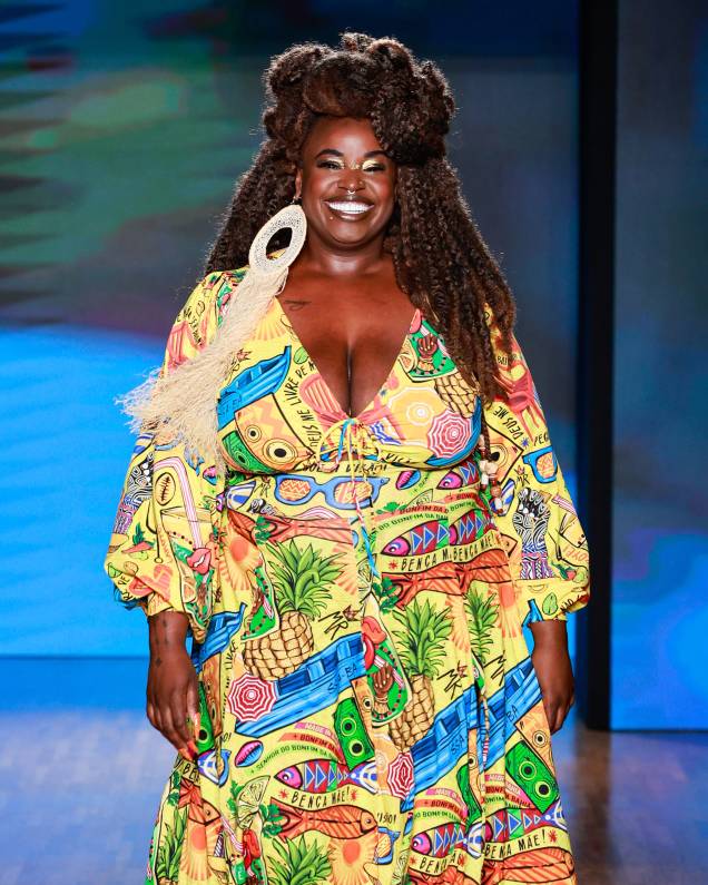 Modelo com roupa da grife Meninos Rei: estamparia marcante Modelo com roupa da grife Meninos Rei: estamparia marcante