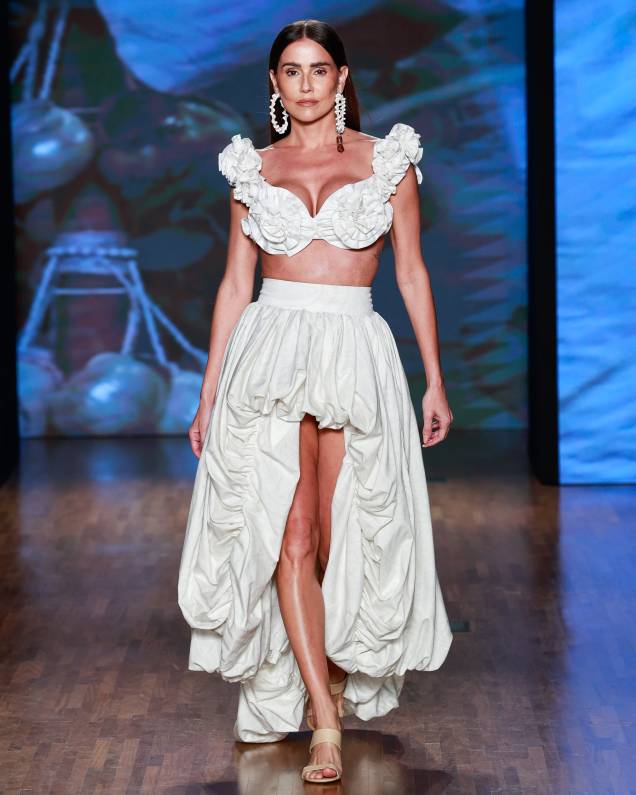 A atriz Deborah Secco desfila look todo branco A atriz Deborah Secco desfila look todo branco