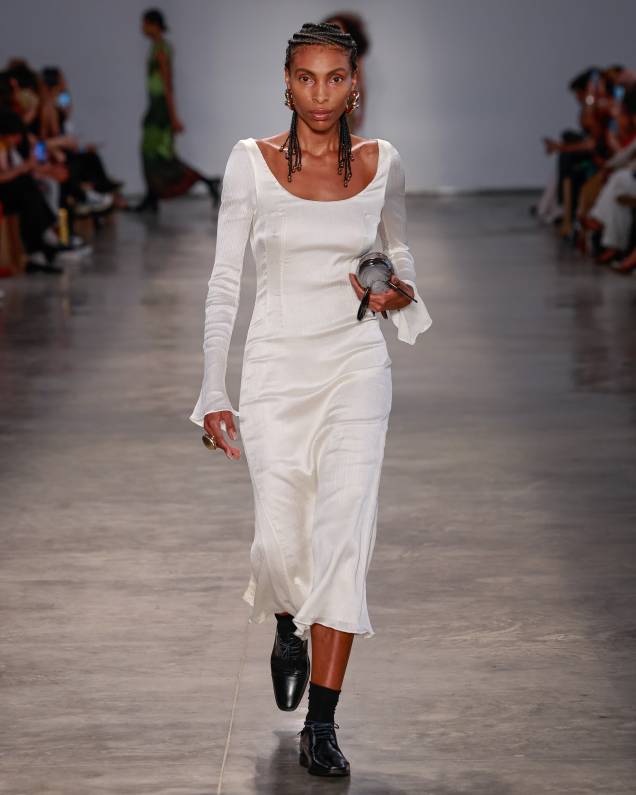 Modelo de vestido longo, no desfile da Normando no SPFW Modelo de vestido longo, no desfile da Normando no SPFW
