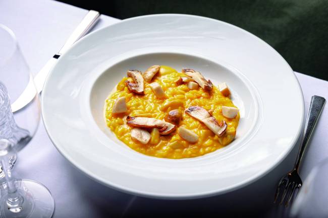 RISTORANTINO_Risoto com cogumelos porcini e açafrão de Aquila_2_Mario Rodrigues.jpg Prato branco redondo com risoto