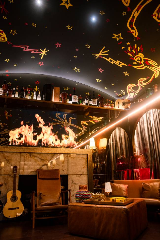 RSW_0124 Lareira de mentira e teto ilustrado em tons escuros