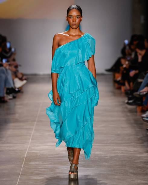 Modelo usa vestido Santa Resistência Modelo usa vestido Santa Resistência