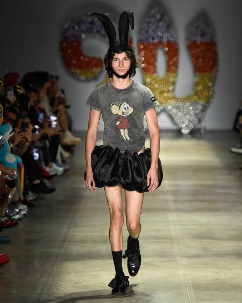 Modelo no desfile de Walério Araújo, com camiseta com estampa da Mônica