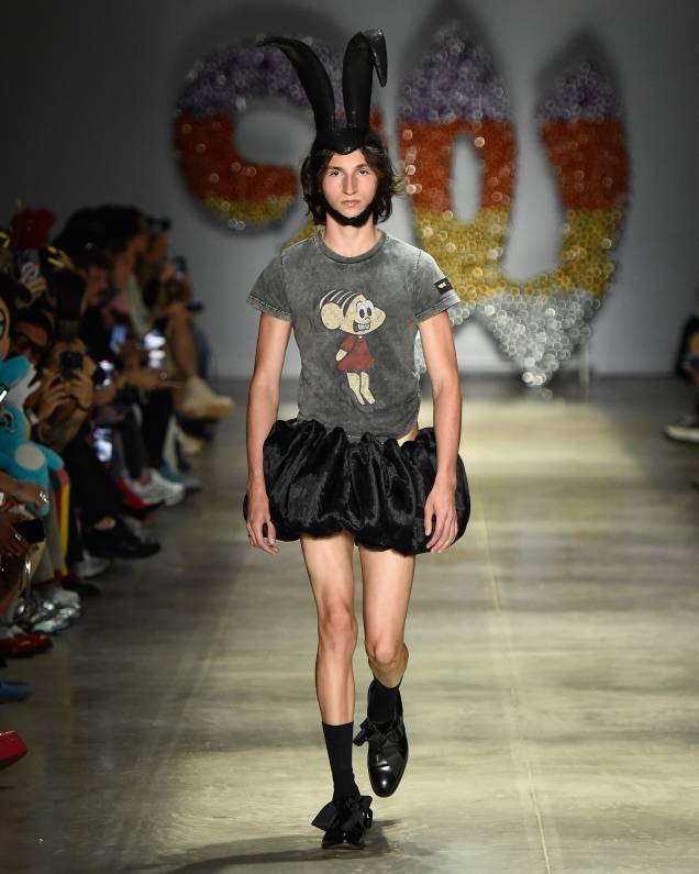 Modelo no desfile de Walério Araújo, com camiseta com estampa da Mônica Modelo no desfile de Walério Araújo, com camiseta com estampa da Mônica