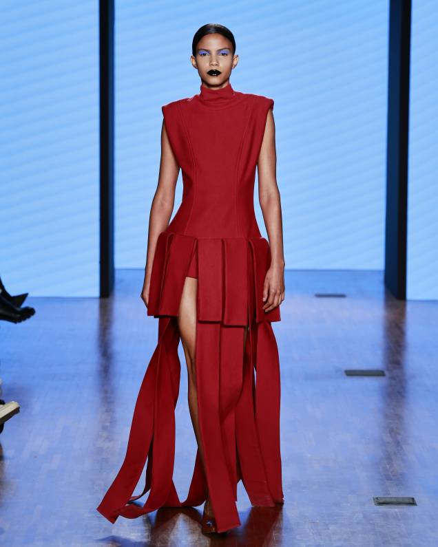 Look com cintura marcada e saia de fitas. Look com cintura marcada e saia de fitas.