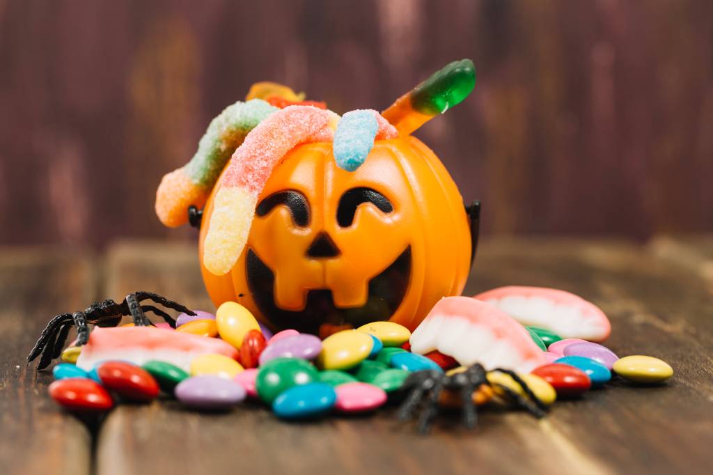 cute-basket-full-sweets dia-das-bruxas-halloween