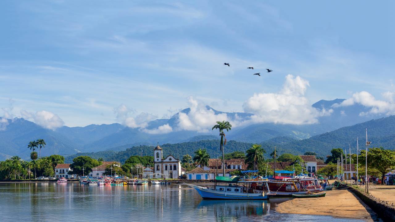 O de onde saem barcos de passeio, com destaque para a Igreja de Santa Rita