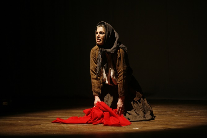 Esther Goés retorna com monólogo sobre Helene Weigel em temporada gratuita