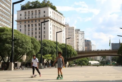 Pessoas patinando no Anhangabau com sol e tempo aberto