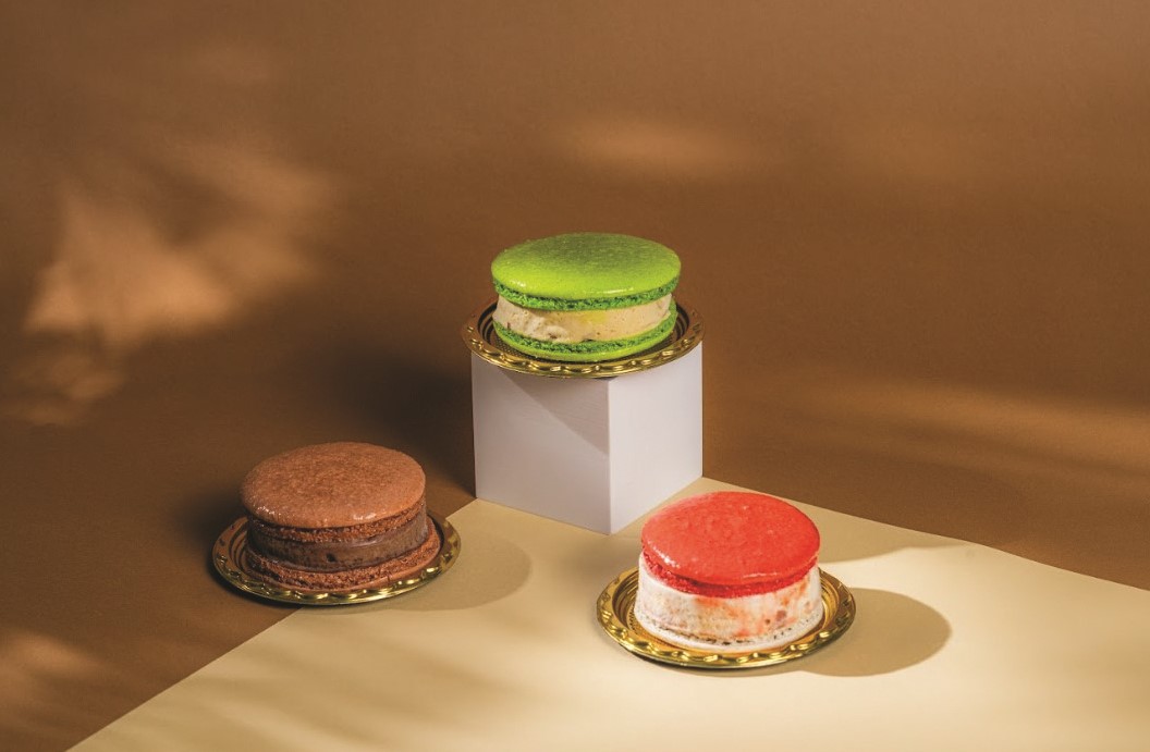 Três macarons coloridos com recheio de sorvete
