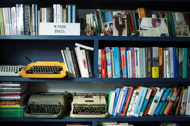 Fotos de Marcelo Rubens Paiva.Pelas ruas de São Paulo, em sua casa,e durante show na casa Bona. Detalhes do escritório de Marcelo Rubens Paiva