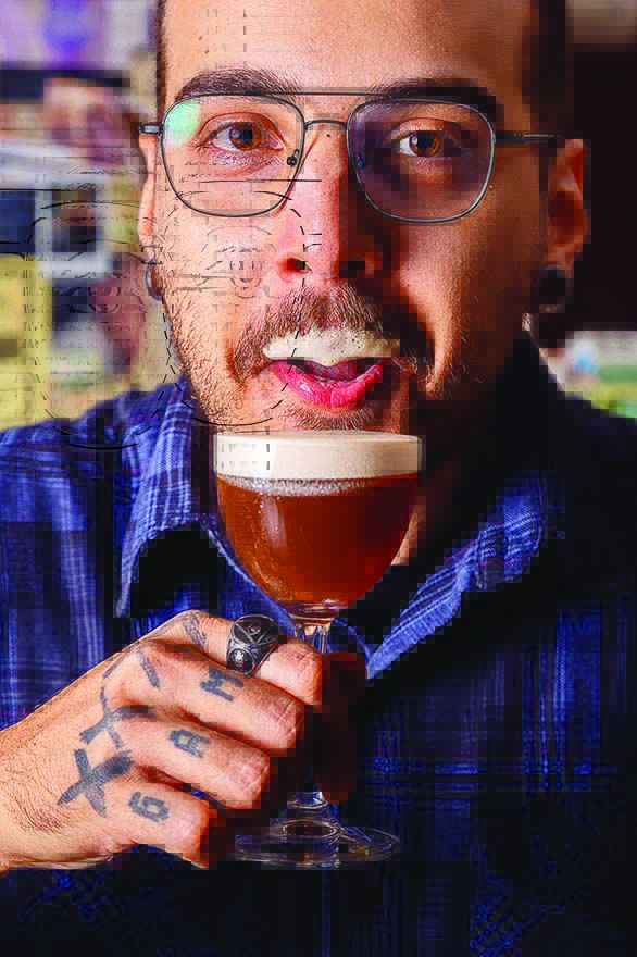 Alexandre Prates-1.jpeg Homem segurando copo com bebida come e um bigode de espuma