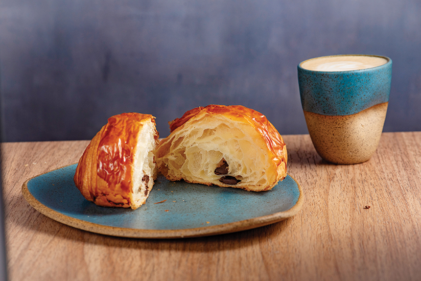 Bakehaus: pain au chocolat e cappuccino com canela em pó