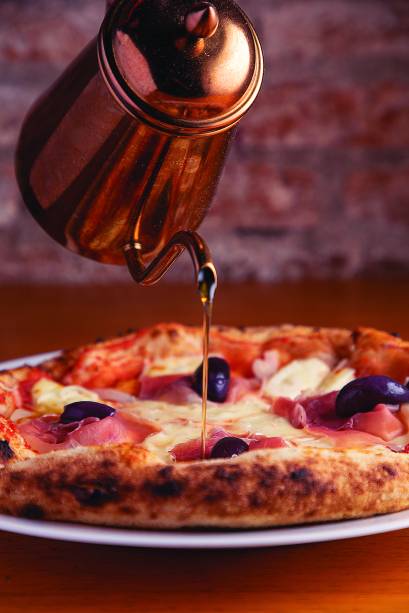 Cuevas: a pizza olívia, de queijo da Serra da Canastra e presunto cru Cuevas: a pizza olívia, de queijo da Serra da Canastra e presunto cru