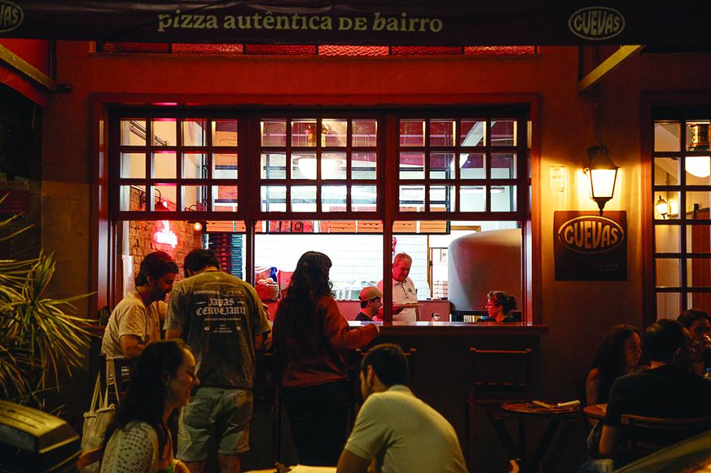 Pizzaria Cuevas Salão com mesas e cadeiras