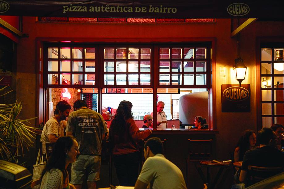 Cuevas: pequeno salão da pizzaria no Alto da Lapa Cuevas: pequeno salão da pizzaria no Alto da Lapa