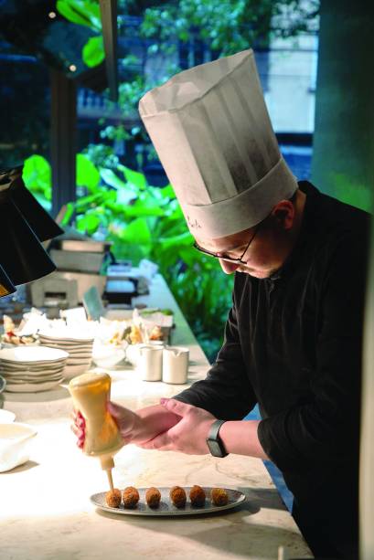 Chef Erick Grossi: execução dos pratos no Bistrô Charlô Chef Erick Grossi: execução dos pratos no Bistrô Charlô