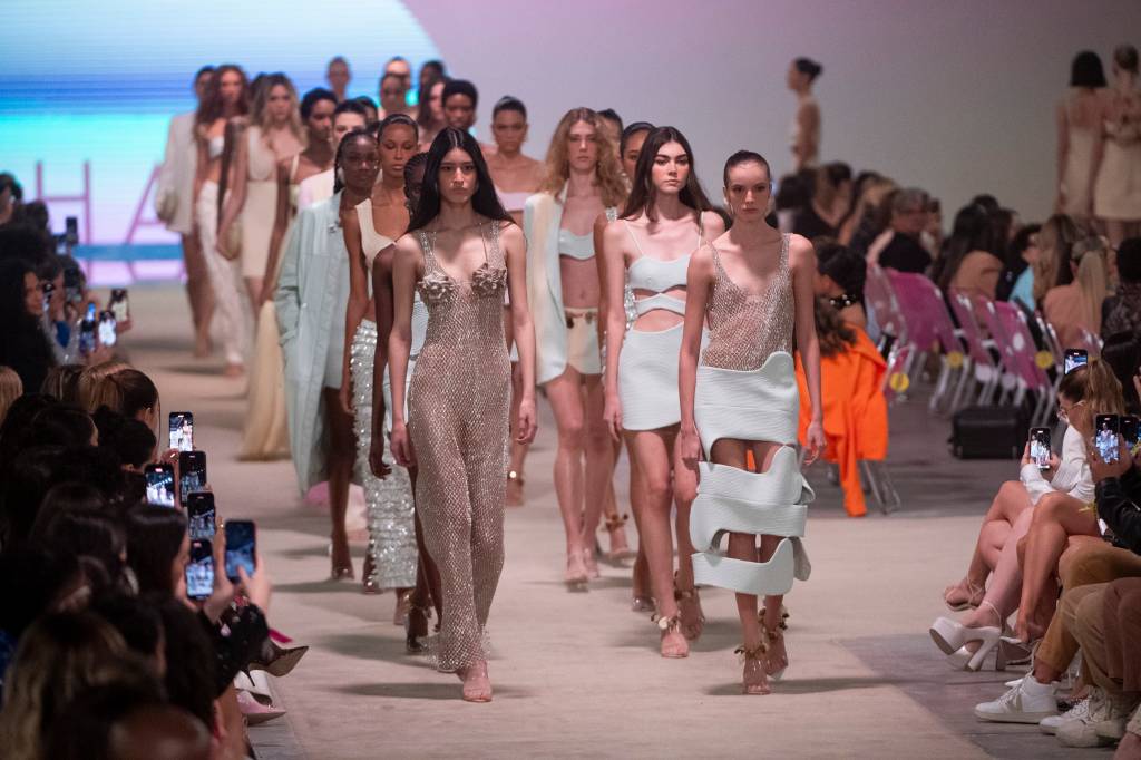 Marca mineira apresenta desfile em “hotel imaginário” no Anhembi