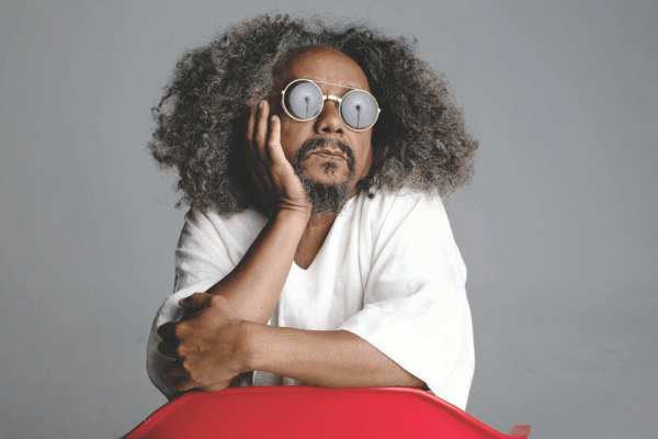 “Tenho um compromisso longevo com a minha juventude”, diz Chico César