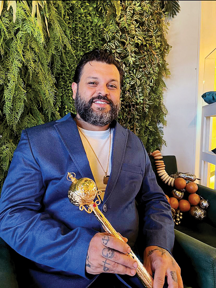 Diego de Oxóssi Crédito Arquivo Pessoal Homem de barba com paletó azul e bengala de ouro com esfera na ponta