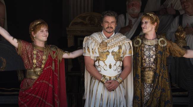 Acacius (Pedro Pascal) entre os imperadores Caracalla (Fred Hechinger) e Geta (Joseph Quinn)