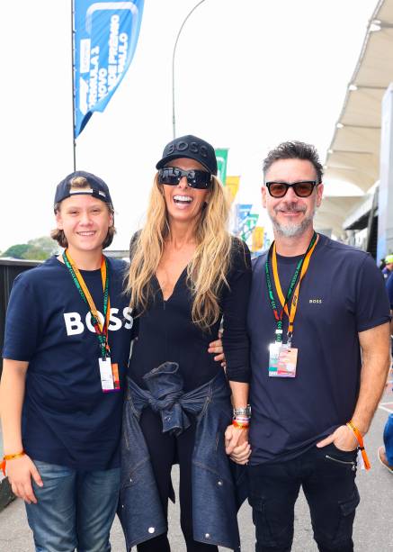 Adriane Galiseteu, ao centro, posa com o filho Vittorio e o marido Alexandre Iódice