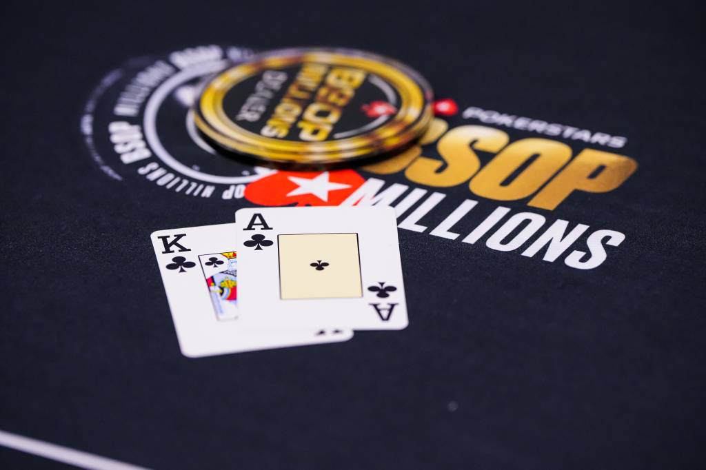 MAO CARTAS FICHA MESA 04 – BSOP MILLIONS 24 Mesa de pôquer com brasão e duas cartas