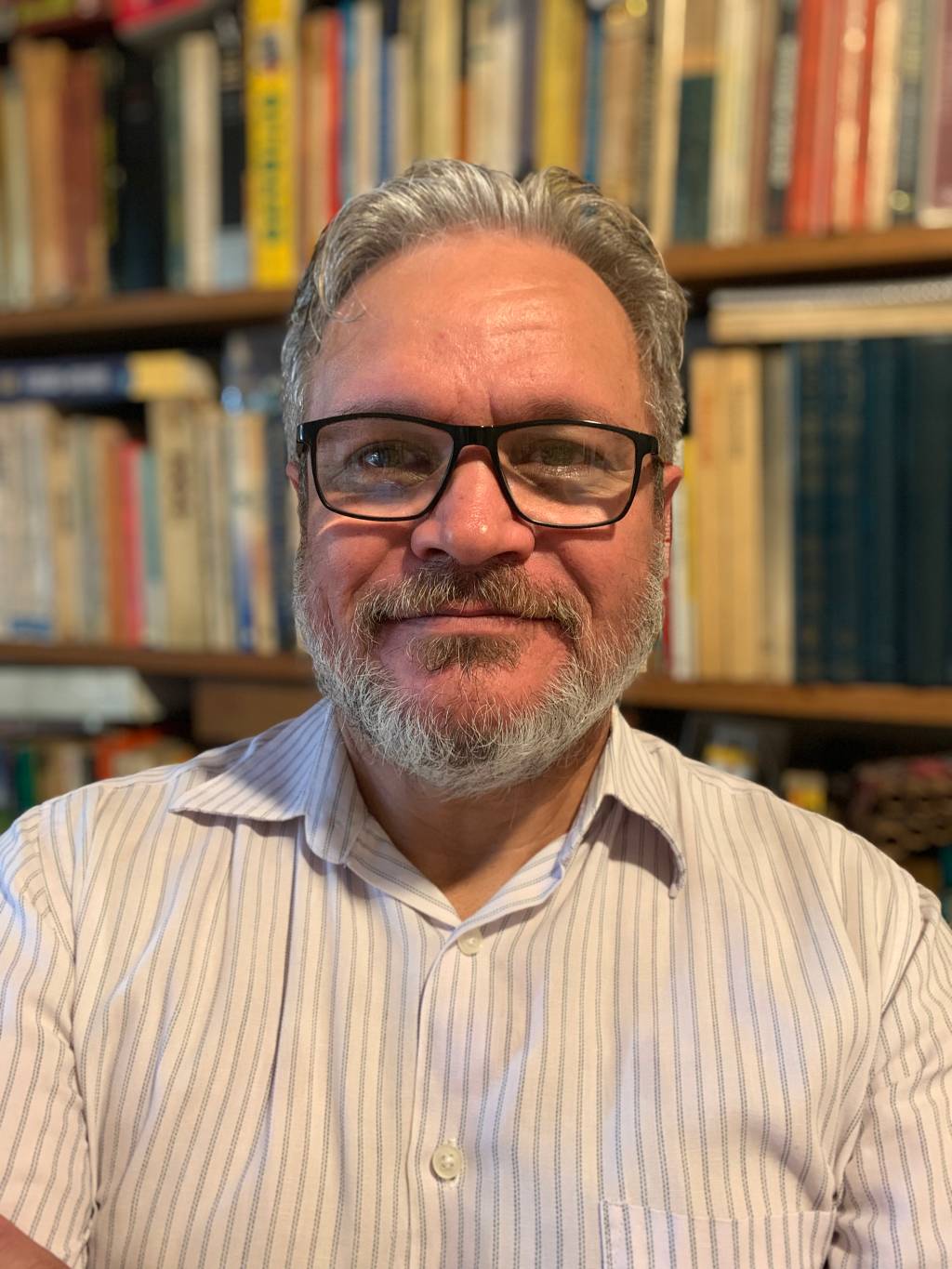 Prof. Wagner Venceslau Dias Crédito Patrícia Lacerda-Divulgação Homem de óculos e barba grisalho em frente a estante de livros