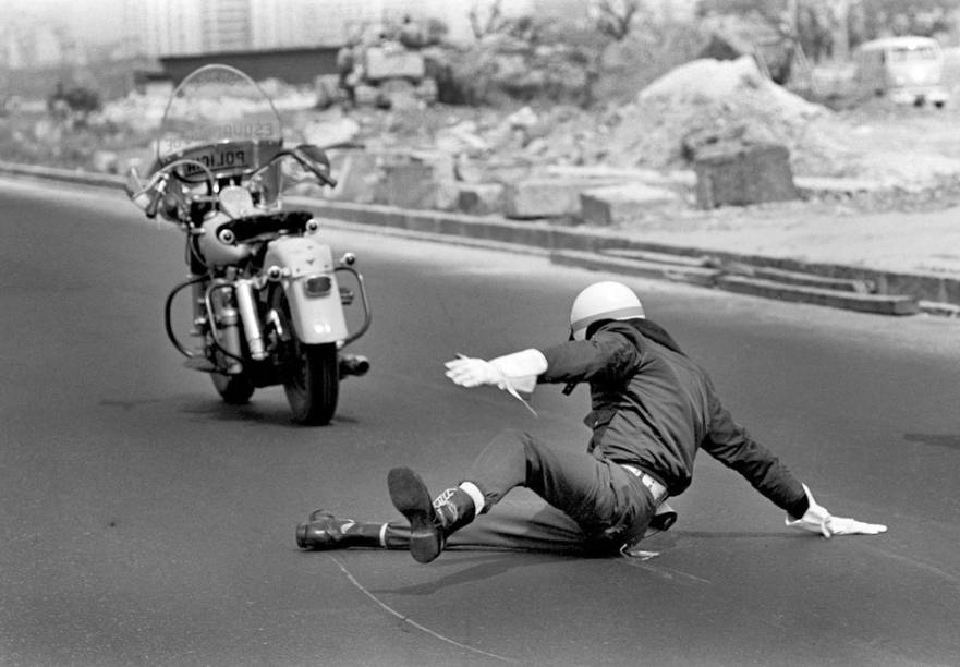 Soldado da FAB cai de motocicleta, em Brasília, em 1965 Soldado da FAB cai de motocicleta, em Brasília, em 1965