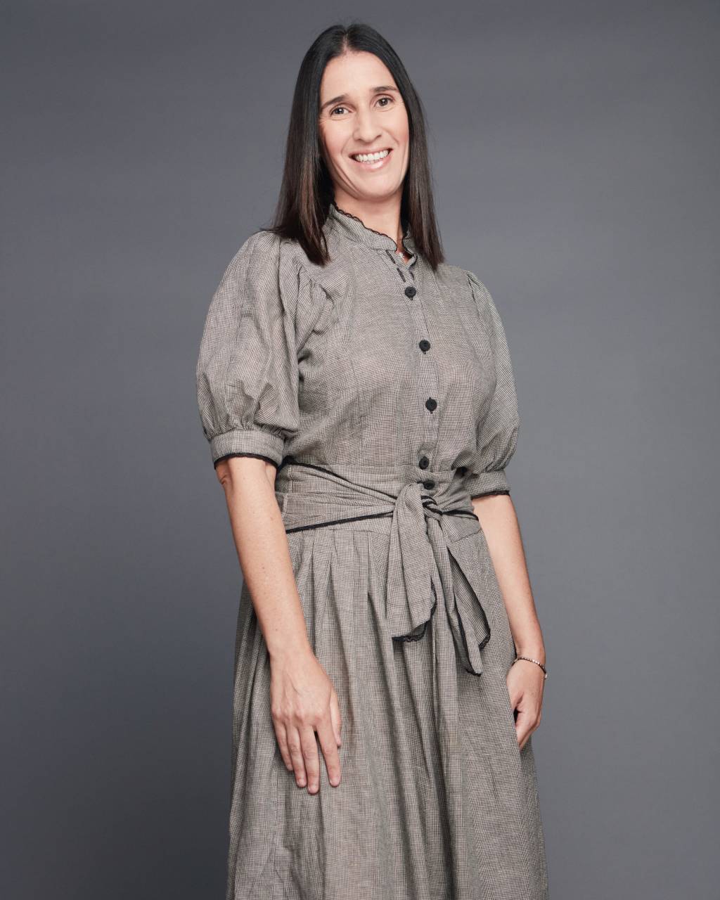 Renata Zitune Crédito Paschoal Rodriguez-Divulgação Mulher branca de cabelos longos pretos com vestido cinza