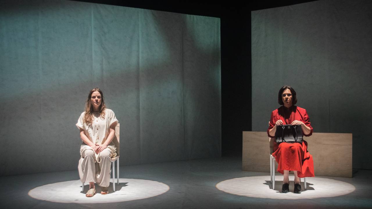 As vizinhas Ana e Madalena: contracenando juntas, peça teatral, não fossem as silabas de sábado