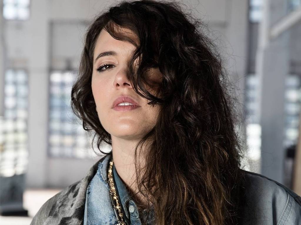 Tiê apresenta show ‘Cartas de Amor’