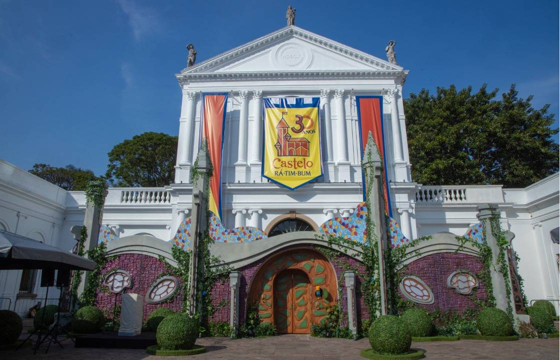 Fachada da exposição de 30 anos do 'Castelo Rá-Tim-Bum' no Solar Fábio Prado