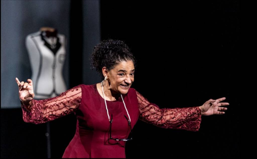 Mônica Raphael estreia  solo em ‘O Grande Lapso de Berta Valentina’