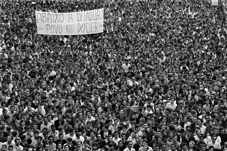 Passeata dos cem mil contra a ditadura, no Rio de Janeiro, em 1968