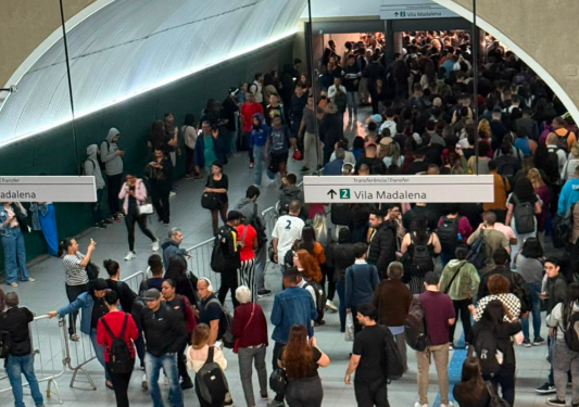 Estação da linha 2-Verde lotada com falha nos trens