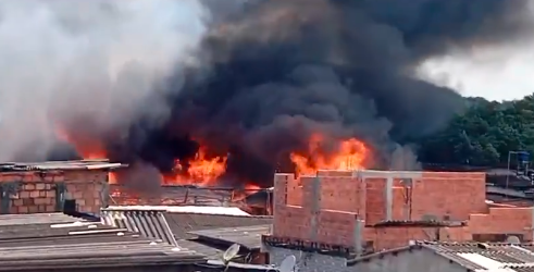 Incêndio de grandes proporções atinge Vila dos Pescadores, em Cubatão